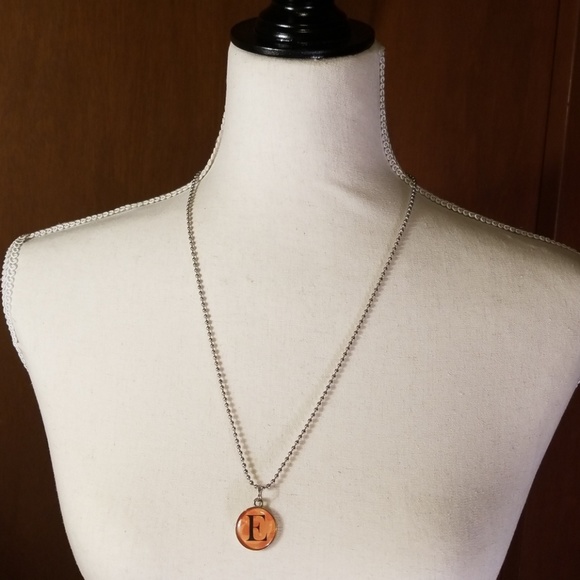 Necklace with a capitol E - Picture 2 of 5